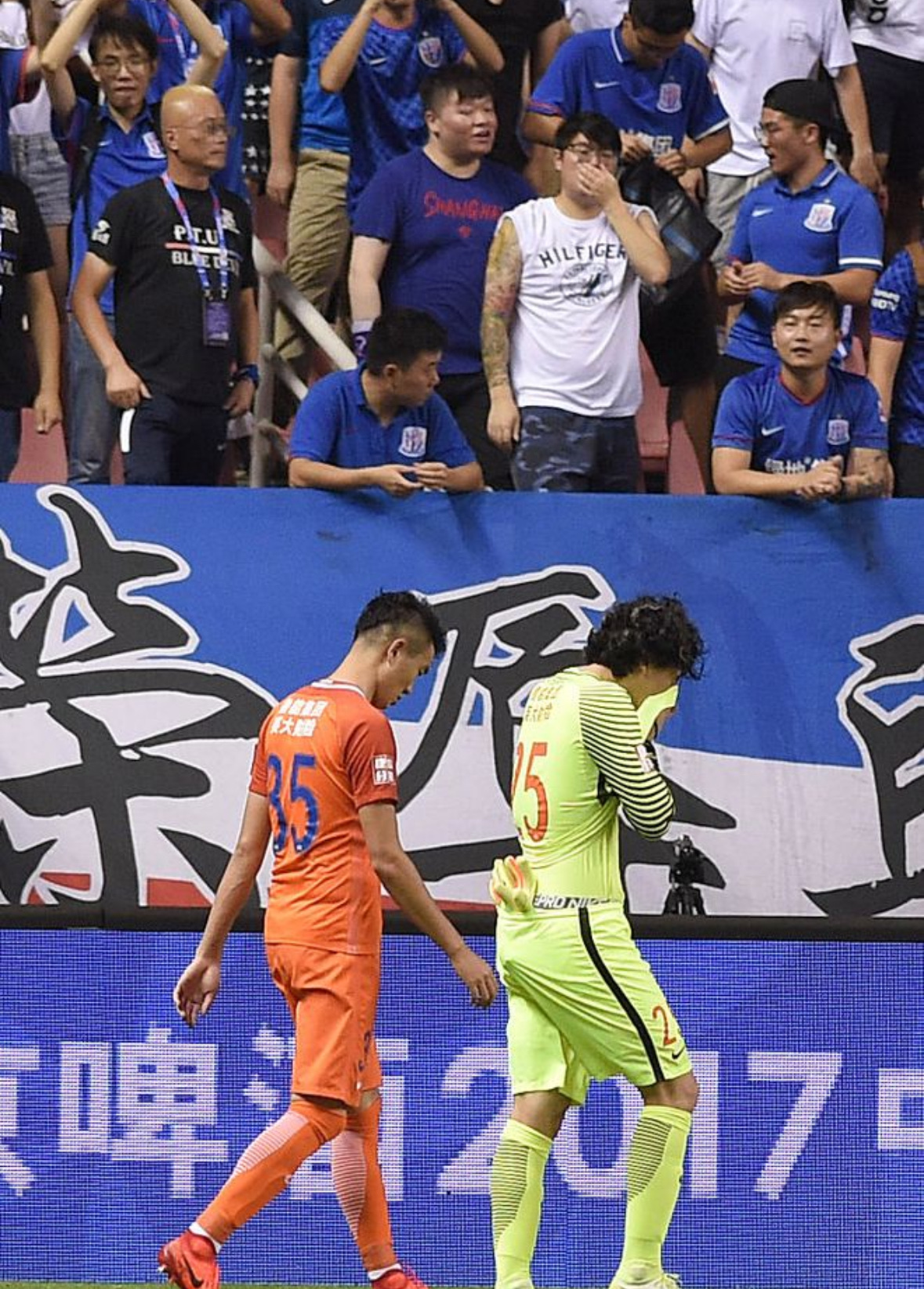 包含赛前突围战来临；广州队围绕社区盾外线爆发；球迷炸锅；资深球员宣示担当的词条