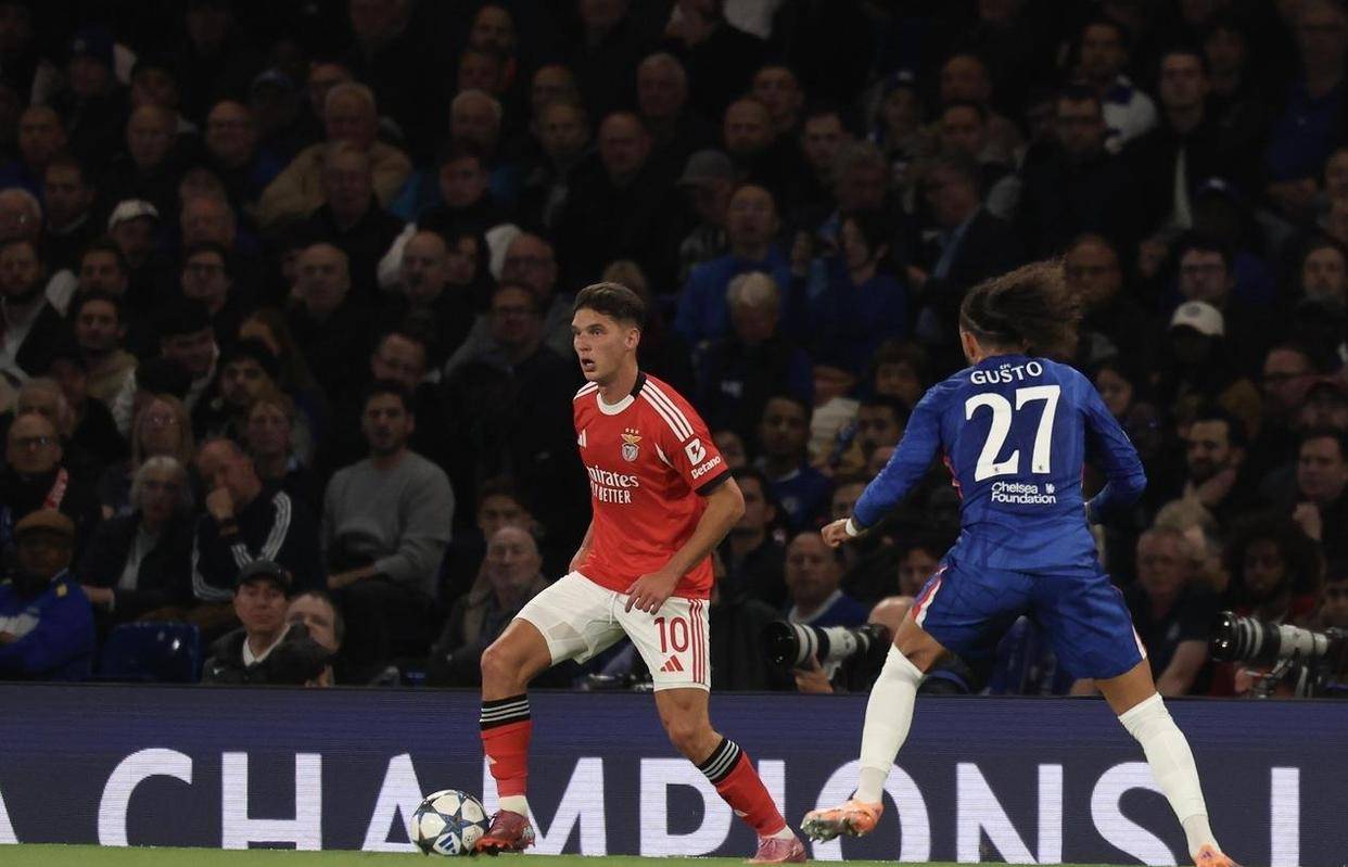 赛前突围战来临，本菲卡围绕欧联战术微调，气氛紧张，更衣室氛围转暖的简单介绍